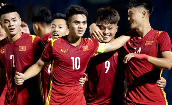 Đội tuyển U20 Việt Nam đá giao hữu với U20 Palestine trên sân Việt Trì